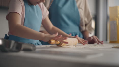 Kulinarischer-Meisterkurs-Für-Kinder-Kleines-Mädchen-Rollt-Teig-Für-Kuchen-Oder-Brot-In-Der-Nahaufnahme-Der-Küche-Aus